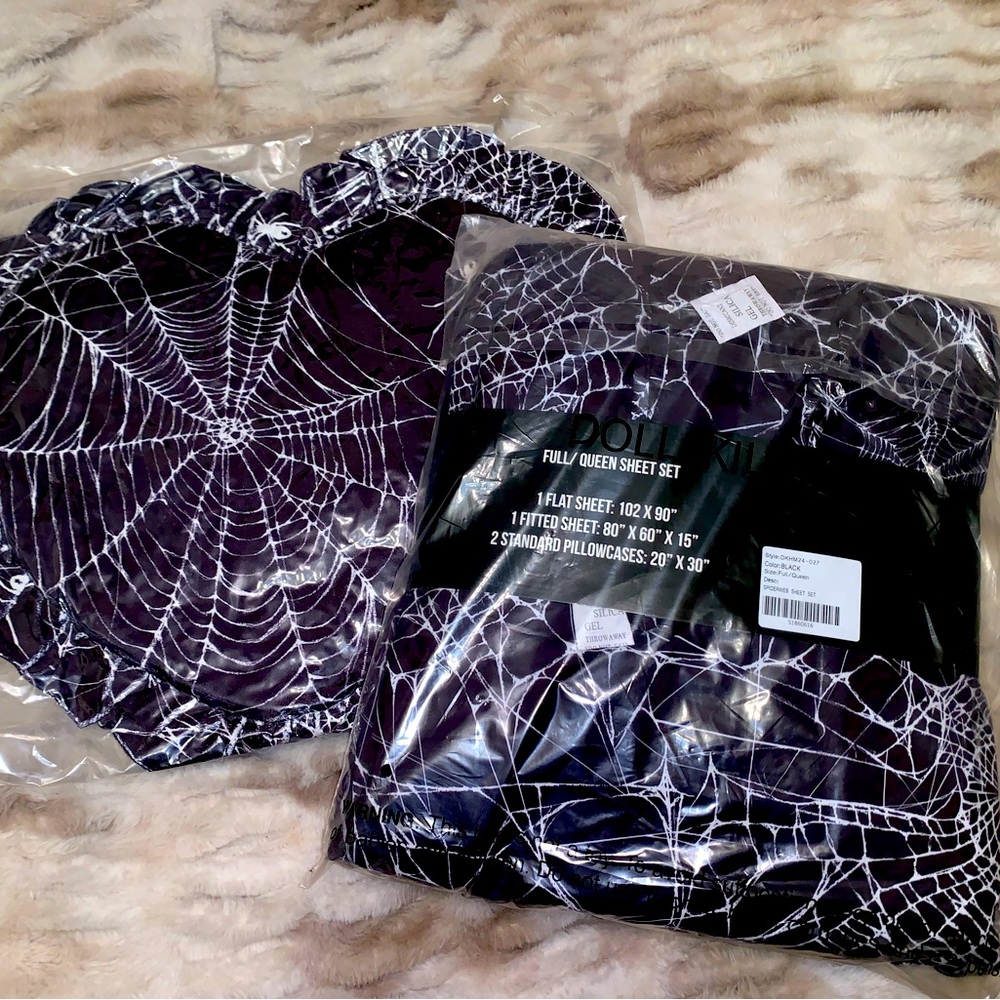 DOLLSKILL HOME SPIRALING WEB BEDSHEET SET WITH MATCHING PILLOW